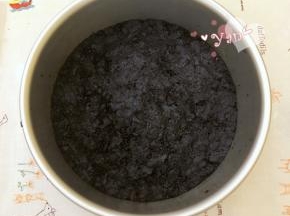 铺在蛋糕模底部压实，放入冰箱冷冻备用。
