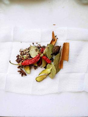 准备纱布将调料包起来