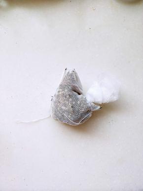 调料包起来用绳子扎住，