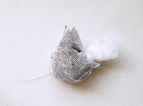 调料包起来用绳子扎住，