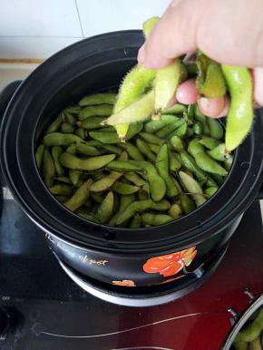 砂锅放满水加热放入毛豆