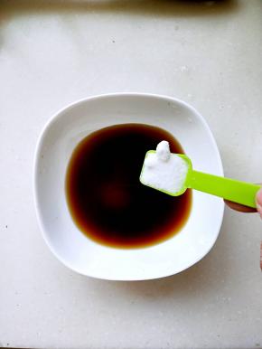 生抽，盐搅拌均匀
