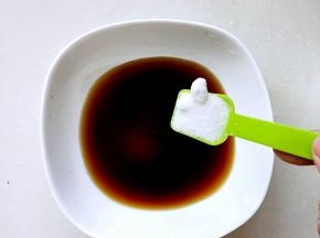 生抽，盐搅拌均匀