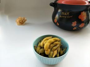 有时间的可先煮调料，煮好在煮毛豆，这样味道更浓郁些。