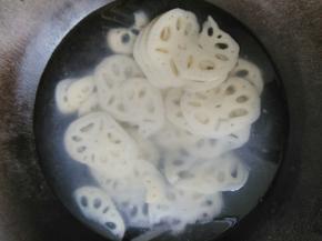 把莲藕切成片，锅中放入适量的水，然后把莲藕冷水下锅，大火煮开焯水2-3分钟