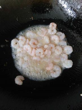 炒鸡蛋剩余的油烧热，然后倒入虾仁翻炒一下