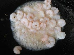 炒鸡蛋剩余的油烧热，然后倒入虾仁翻炒一下