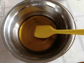 玉米油，糖浆，枧水放入盆內搅拌好。