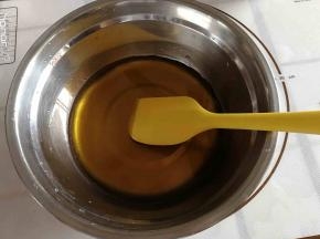 玉米油，糖浆，枧水放入盆內搅拌好。
