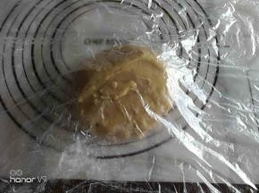 盖保鲜膜松弛两个小时。