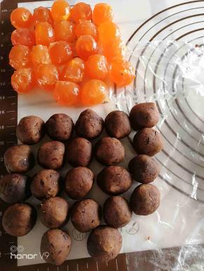 红豆沙揉成圆形。