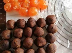 红豆沙揉成圆形。