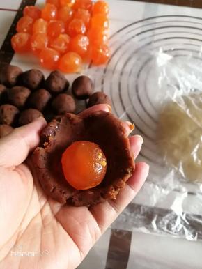 将咸蛋黄放入红豆沙里面包圆。