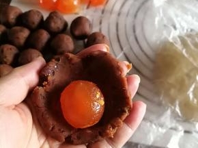 将咸蛋黄放入红豆沙里面包圆。