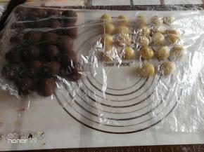 粉皮分成15克左右的圆形剂子，盖保鲜膜，以免饼皮干裂。