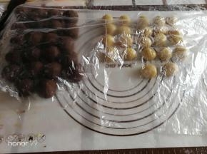 粉皮分成15克左右的圆形剂子，盖保鲜膜，以免饼皮干裂。