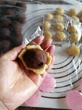 将馅料团放入粉皮里面，放在虎口位置，用手团成圆形。烤箱200度预热10分钟。