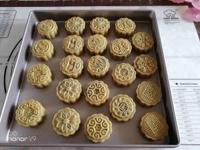 放入月饼模具里面压制，用自己喜欢的月饼模具花片即可。