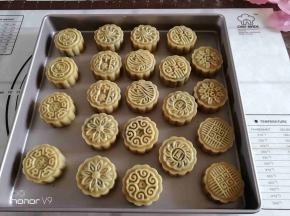 放入月饼模具里面压制，用自己喜欢的月饼模具花片即可。