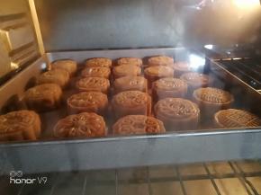 烤箱200度烤10分钟左右，表皮有硬度即可。然后拿出来刷蛋黄液。按照平时烤面包的温度即可。