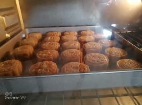 烤箱200度烤10分钟左右，表皮有硬度即可。然后拿出来刷蛋黄液。按照平时烤面包的温度即可。