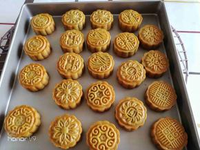 然后再放入烤箱150度烤15~20分钟，看到上色即可出炉。月饼放在烤盘里面，用保鲜膜盖住，大概2.3天就会回油，即可食用了。一个星期左右食用完毕。