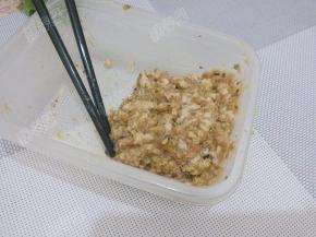肉末香菇末加入料酒、生抽、盐、白胡椒粉搅拌均匀成馅料