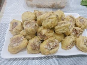 油泡中间挖一个洞，将馅料填入里面做成豆腐包