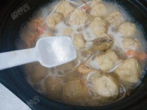 豆芽煮软后放入盐、鸡精调味即可