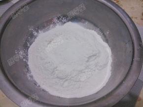 糯米粉放入盆中