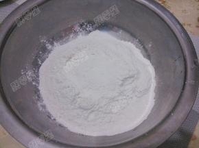 糯米粉放入盆中