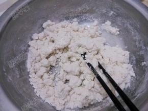 用筷子搅拌至无干粉的状态