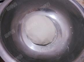 揉成比耳垂稍微软一些的糯米粉团