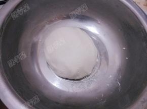 揉成比耳垂稍微软一些的糯米粉团