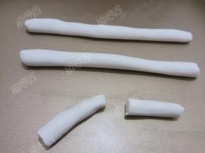 将糯米粉团搓成长条