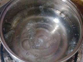 煮过中放水煮沸