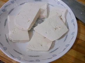 将豆腐切成厚方块