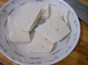 将豆腐切成厚方块