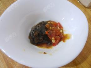 小碗中放入甜面酱、黄豆酱和辣酱