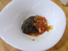 小碗中放入甜面酱、黄豆酱和辣酱