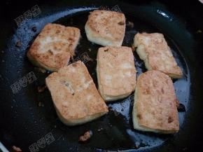 将豆腐块两面煎至金黄