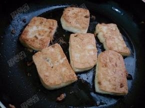 将豆腐块两面煎至金黄