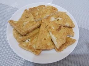 用剪刀剪成三角形