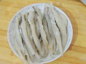 放入盐、料酒、白胡椒粉腌制十分钟