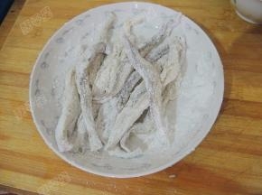 裹上干淀粉，拍去多余的粉