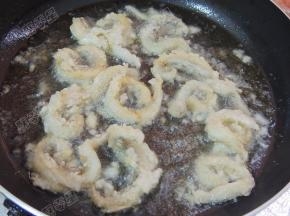 锅中放入油烧热，放入水潺