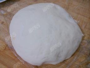 面粉加入酵母水揉成面团醒发至两倍大