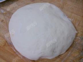 面粉加入酵母水揉成面团醒发至两倍大