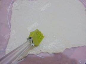 在面片上刷一层薄薄的油