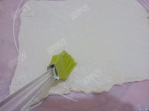 在面片上刷一层薄薄的油